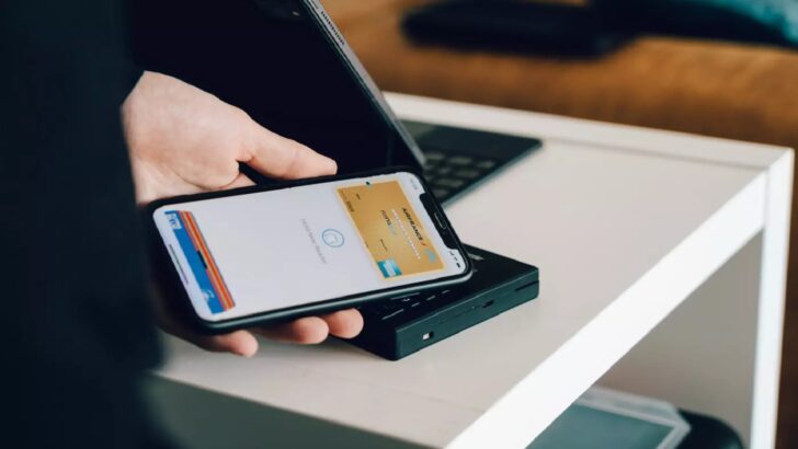 Um dos apps nativos do iPhone mais utilizados atualmente, o wallet, permite efetuar pagamentos por aproximação usando apenas o celular, eliminando a necessidade de carregar fisicamente o cartão